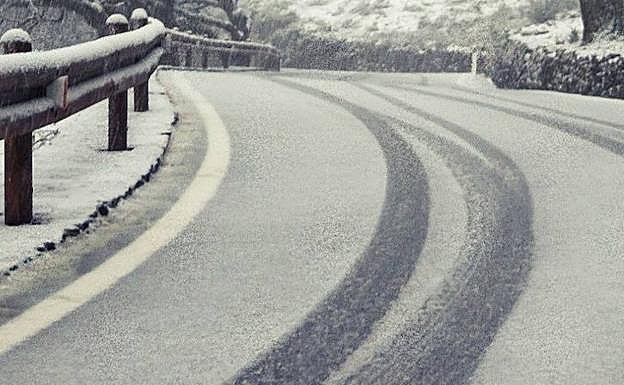Nieve en cota alta y la calzada tiene problemas de adherenciaen la cumbre 