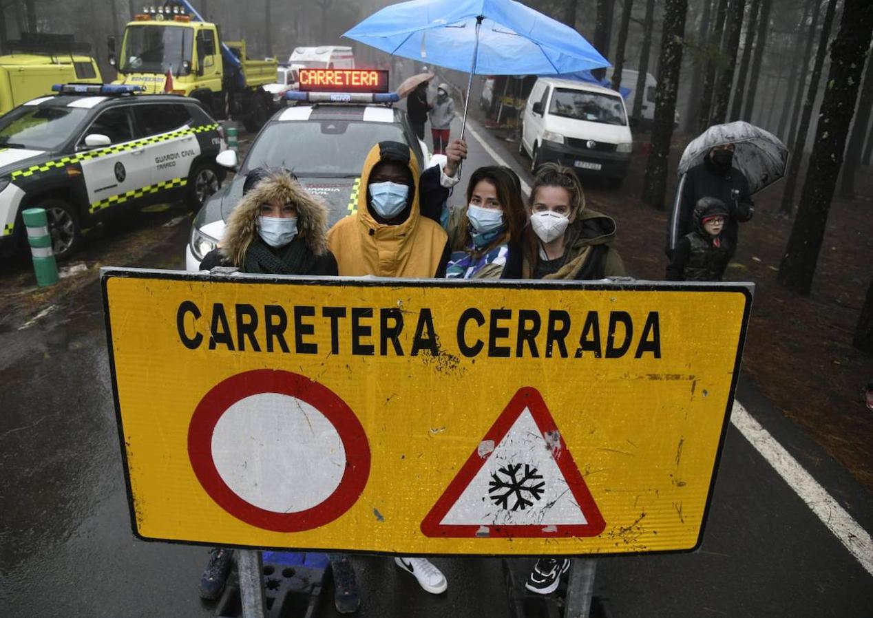 Fotos: Lleno en la cumbre en busca de la nieve