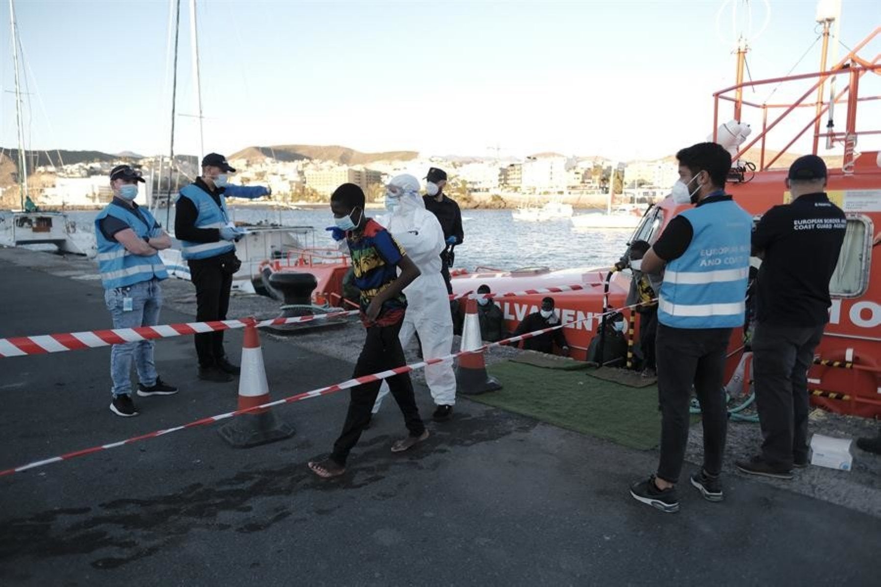 Rescate de un grupo de inmigrantes llegados recientemente en patera a la isla de Gran Canaria, en el que viajaban al menos dos menores de edad. 