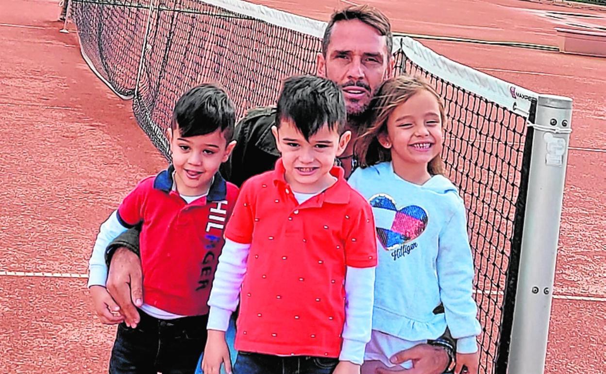 David, en el Cortijo Club, con sus hijos David, Germán y Martina. 