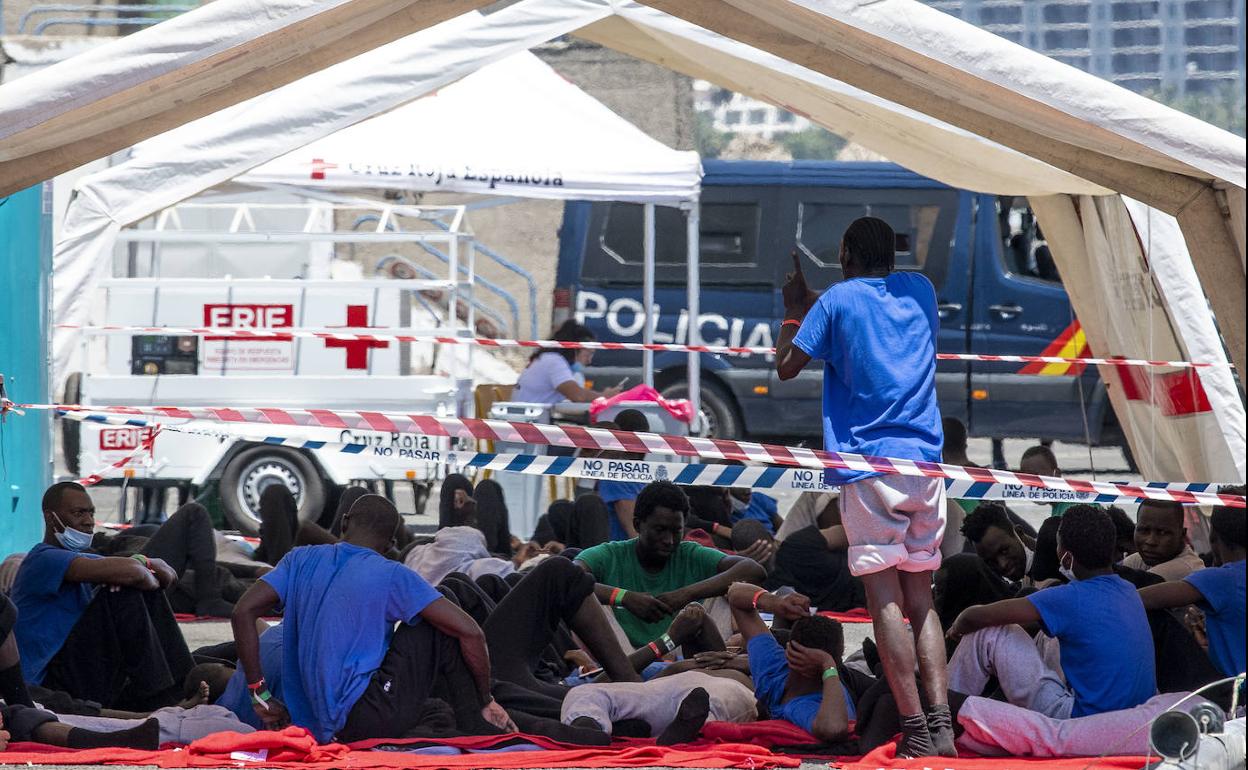 Imagen de archivo de inmigrantes en el muelle de Arguineguín. 