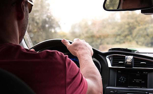 Cómo hay que sentarse en el coche para evitar lesiones