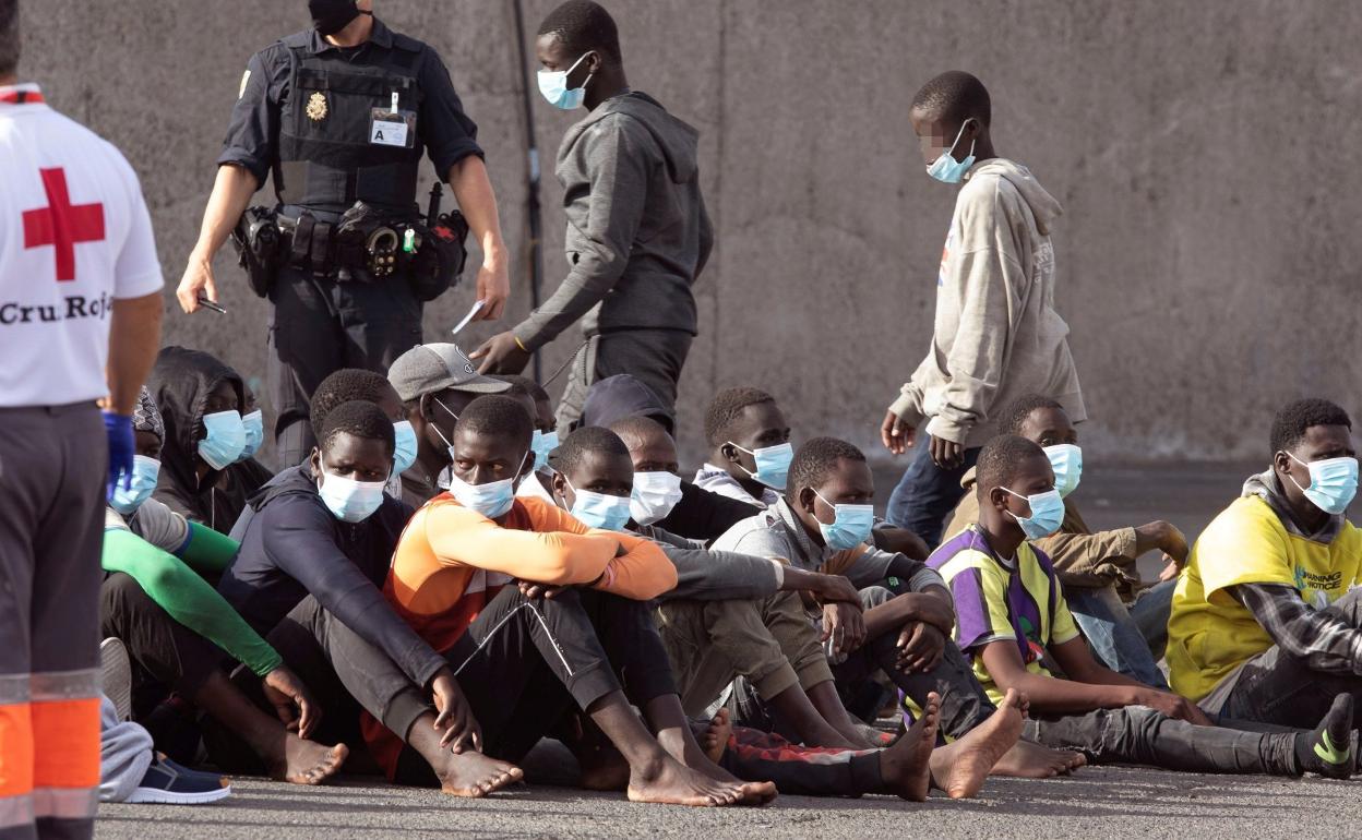 La llegada de inmigrantes en patera sigue aumentando, entre los que a menudo viajan menores de edad. En la imagen, un grupo reciente. 