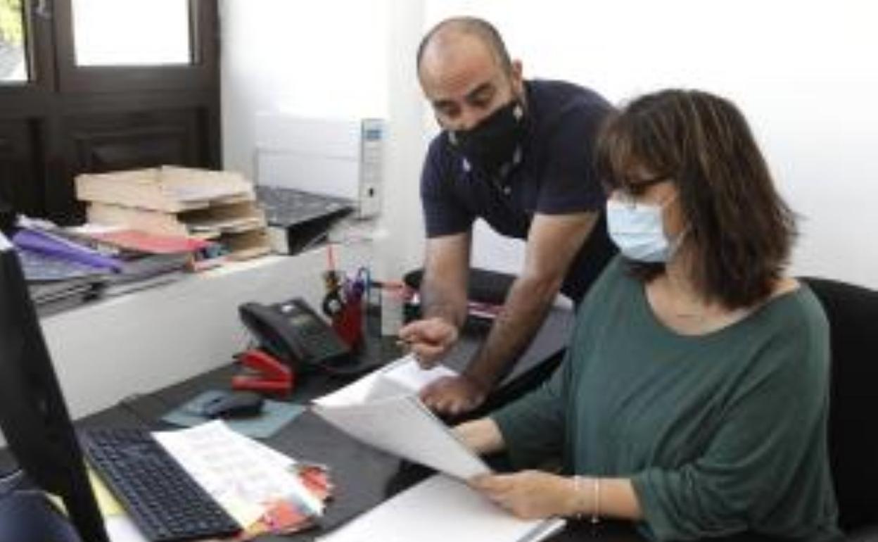 Leticia Padilla con el también edil Leandro Delgado en Arrecife. 