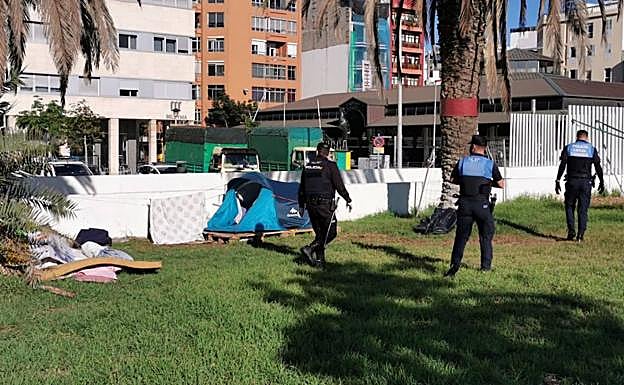 Desalojan a los indigentes del entorno de la pasarela Onda Atlántica