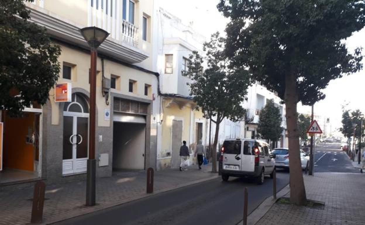 Inquilinos accediendo a la casa reocupada. 