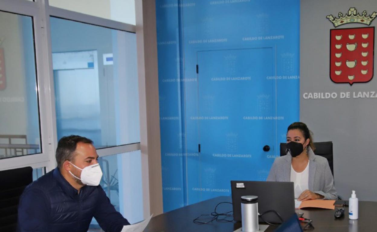 Jacobo Medina y María Dolores Corujo, en Consejo de Gobierno. 