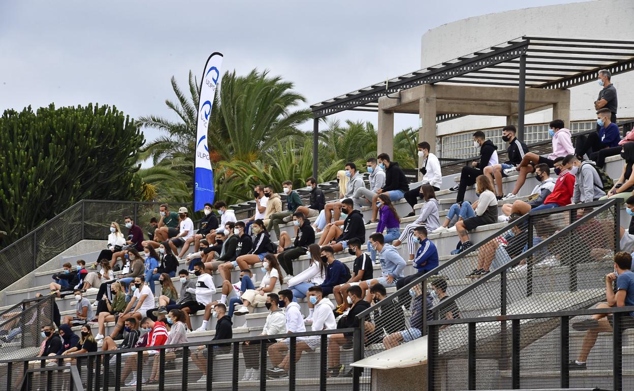 Estudiantes de Educación Física en el campus de Tafira de la ULPGC a principios de curso. 