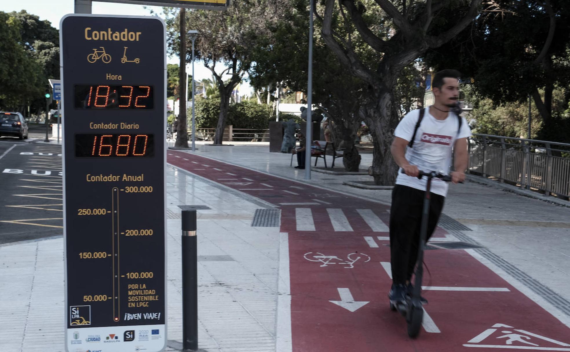 Un ciudadano circula con su patinete eléctrico por la avenida marítima. 