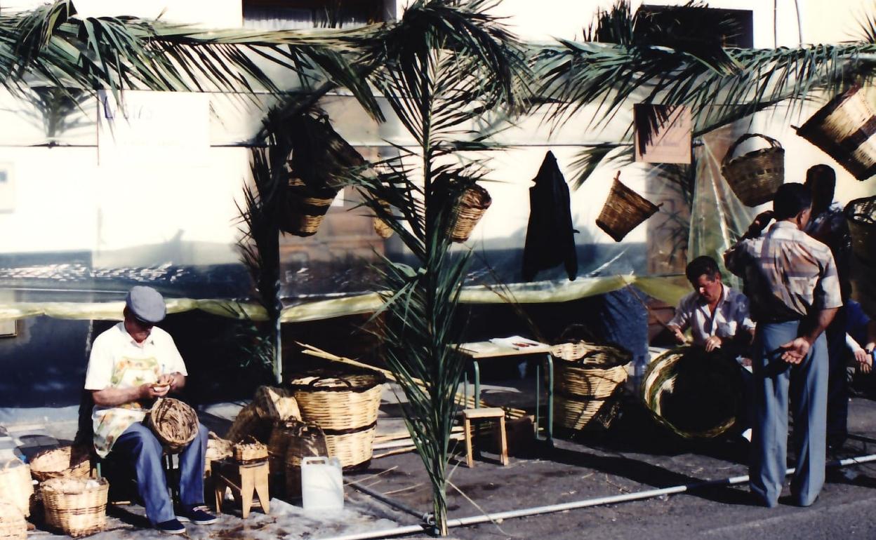 Miguel Navarro padre e hijo, artesanos en cestería de mimbre y caña.