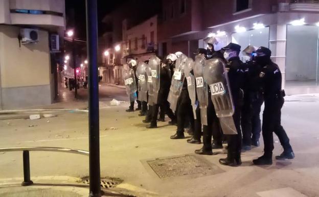 Antidisturbios en Linares en la noche de este sábado. 
