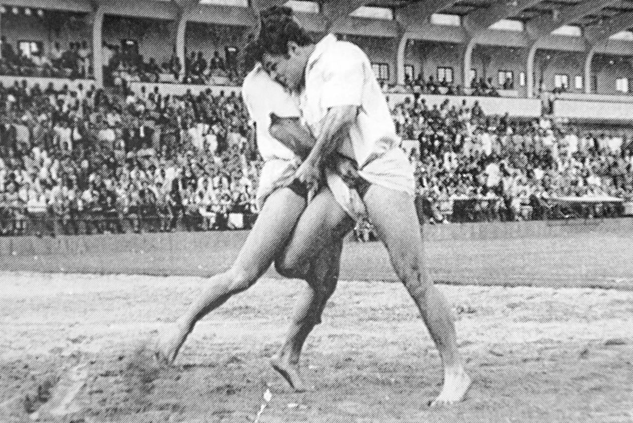 Manolín (izquierda) y Pollo del Buen Lugar (derecha) protagonizaron la agarrada estelar en el Insular. 