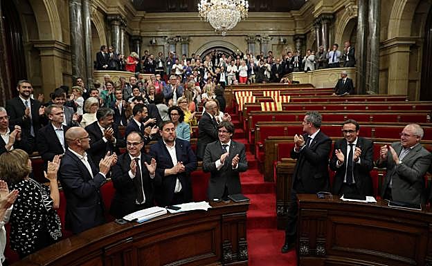 La mayoría de los diputados presentes en el Parlamento de Cataluña el 6 de septiembre de 2017 aplauden tras votar la ley para formalizar sus planes para un referéndum el 1 de octubre