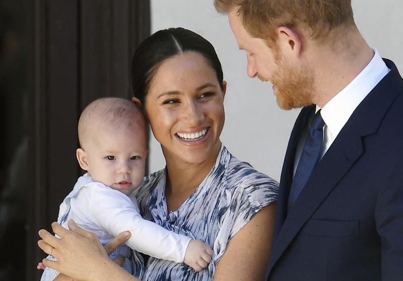 Meghan Markle y el príncipe Enrique con su primer hijo Archie.