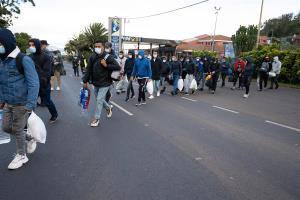 Migrantes del campamento de Las raíces, que la semana pasada abandonaron el recinto y después retornaron. 