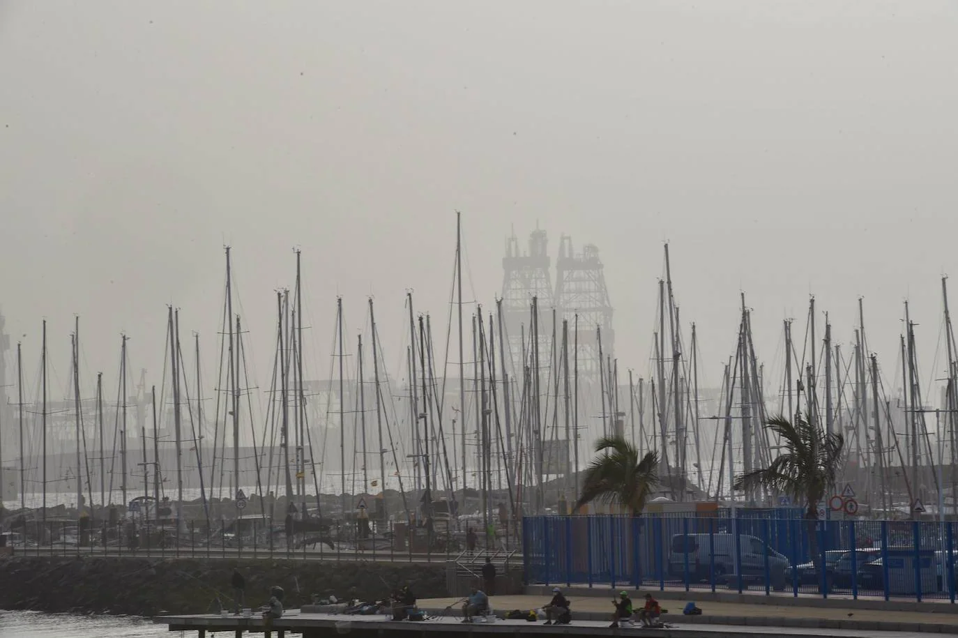 Fotos: El siroco se adueña de la capital grancanaria