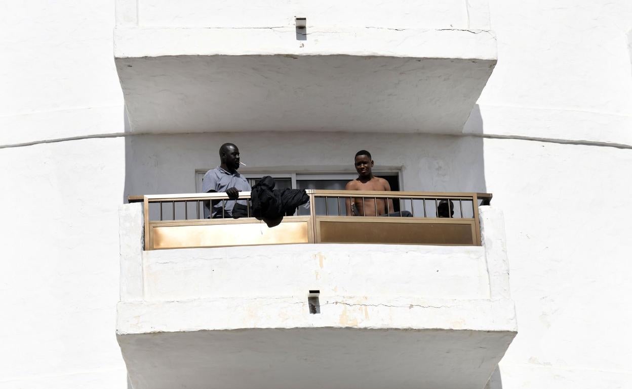 Inmigrantes acogidos en el hotel Waikiki, en Playa del Inglés, uno de los primeros que serán desalojados de San Bartolomé de Tirajana. 