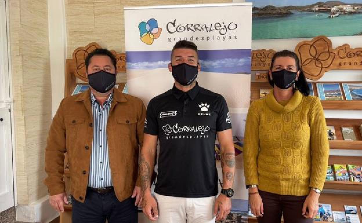 Pablo Pérez, junto con Celino Umpiérrez y su asistente. 