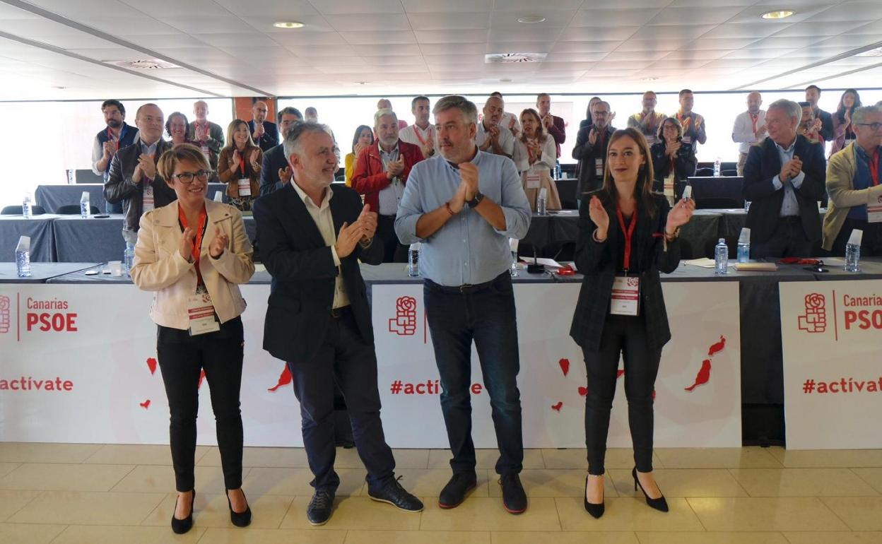 El líder del PSOE canario, Ángel Víctor Torres (2º izq.), con dirigentes de la formación en foto de archivo. 