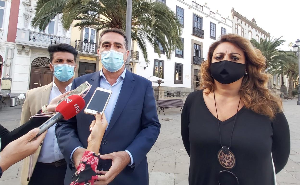 Los ediles David Suárez y Francis Candil junto a la diputada Cristina Valido. 