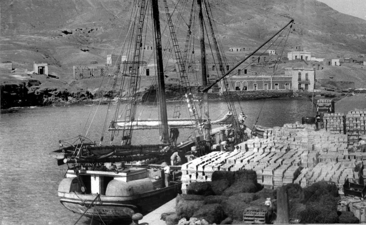 El muelle repleto de mercancías alrededor de 1950 en una foto publicada en el libro de Torres Torres. 