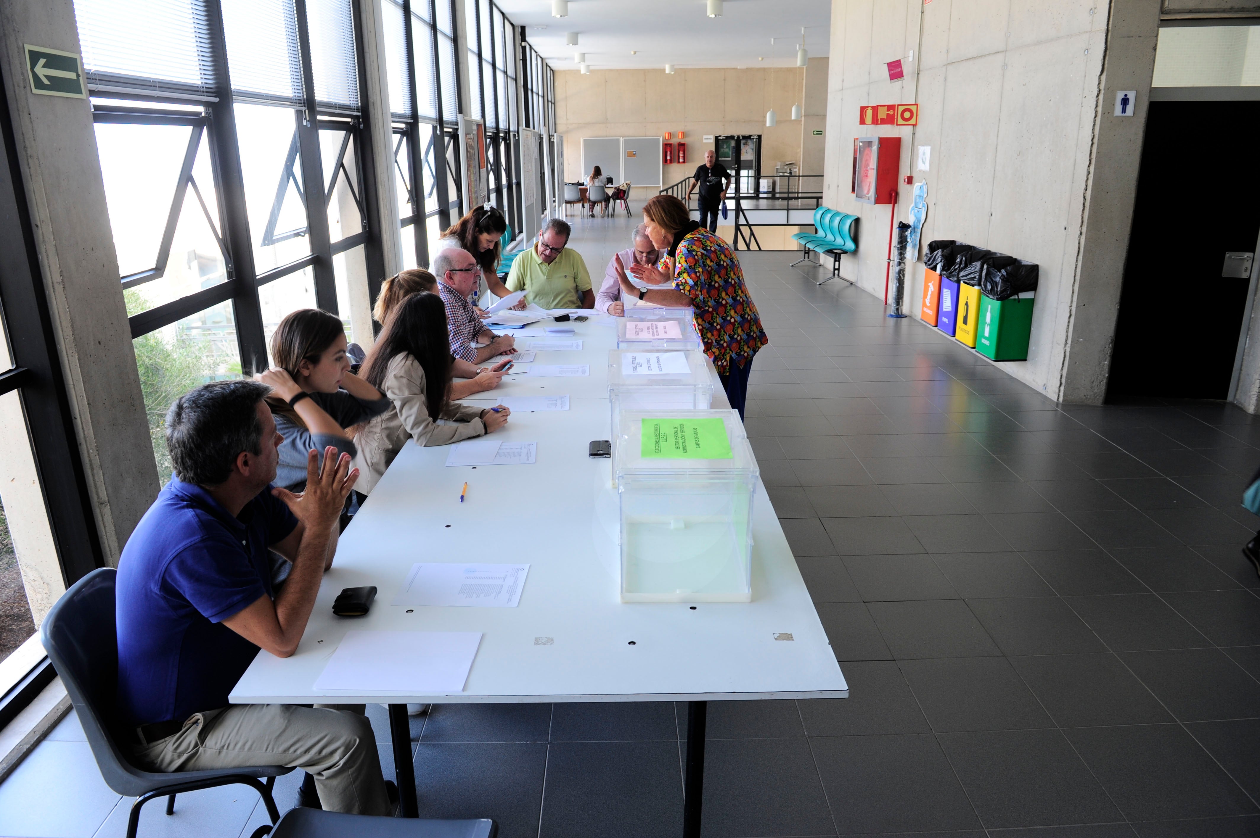 16 mesas, una menos que en las últimas votaciones, y una hora más para depositar el voto en las urnas