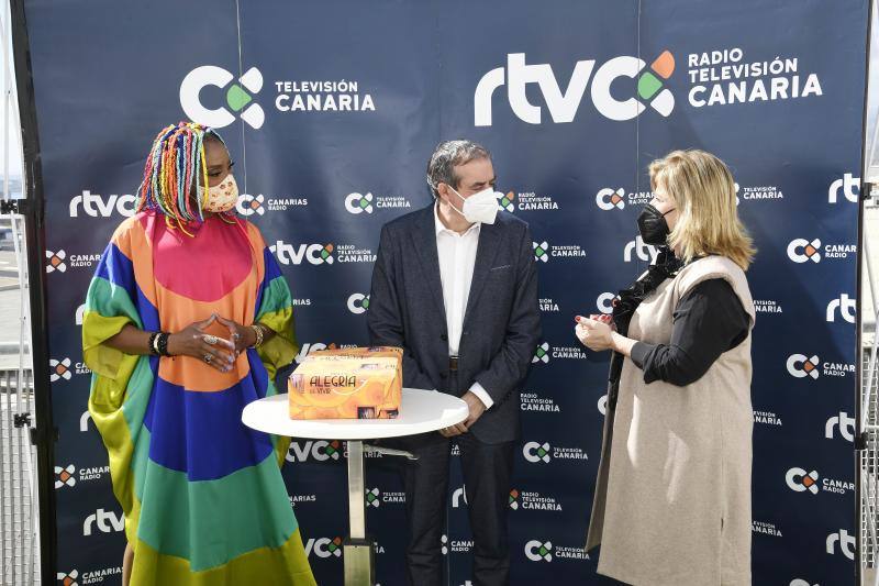 La cantante Lucrecia entrega el premio Alegría de Vivir a los responsables de la RTCanaria. 