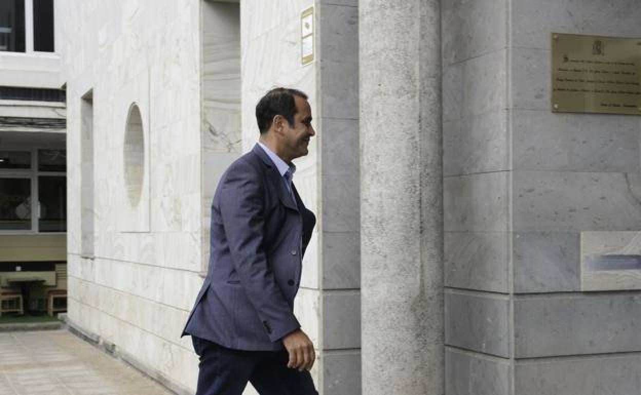 Blas Acosta entrando en los juzgados de Puerto del Rosario