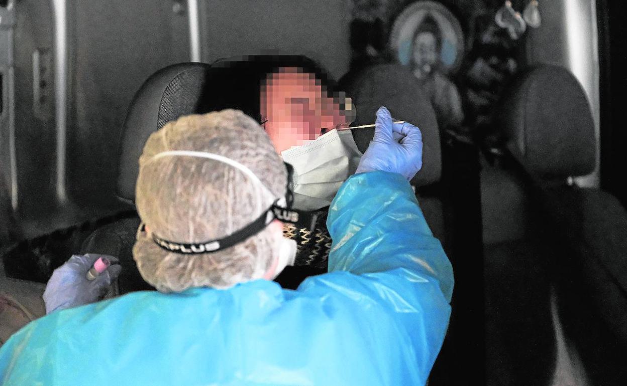 Foto de archivo de una sanitaria realizando un exudado nasofaríngeo para una prueba PCR en el Gran Canaria Arena. 