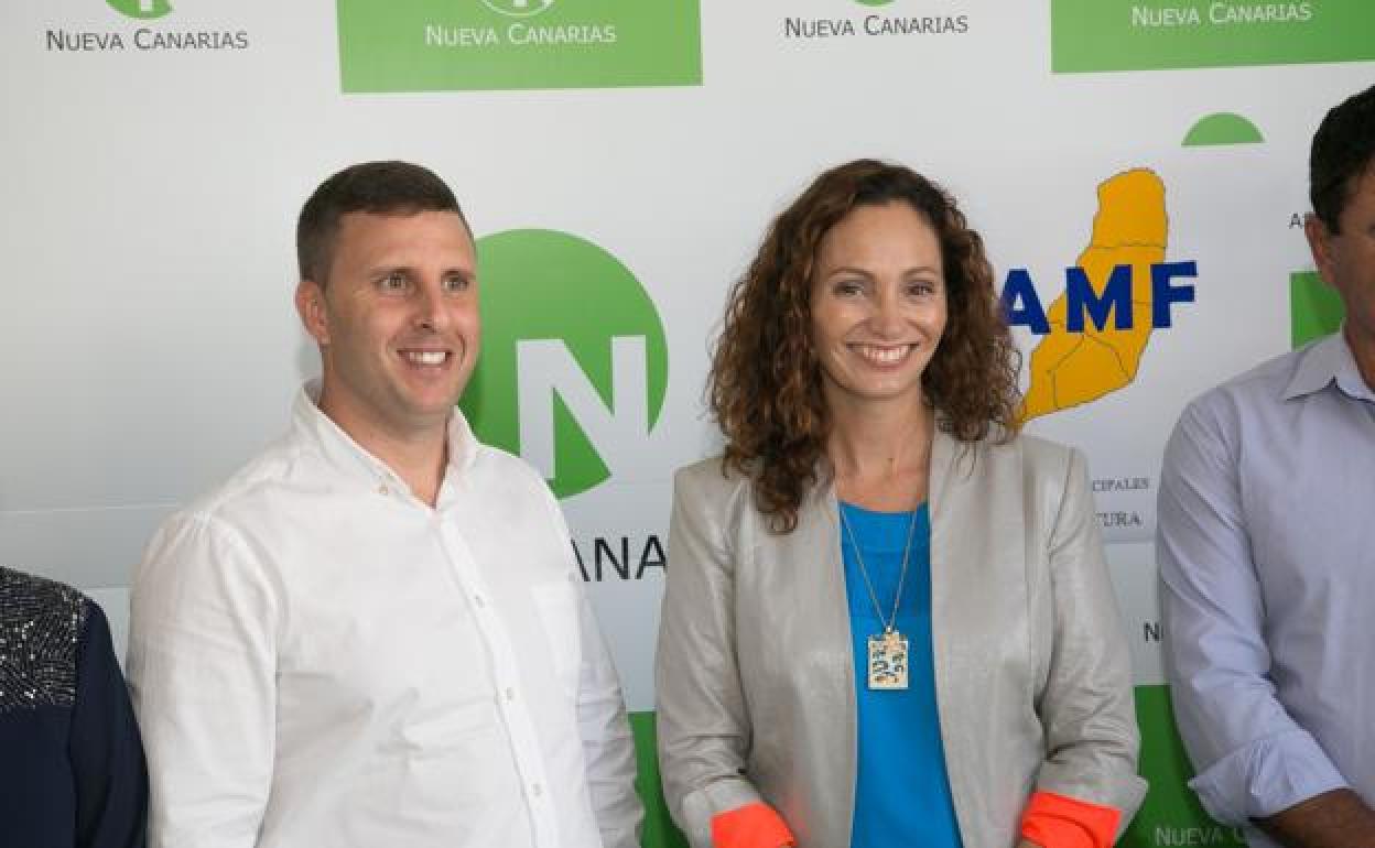 Alejandro Jorge (NC) y Sandra Domínguez (AMF), cuando firmaron el acuerdo de coalición electoral. 