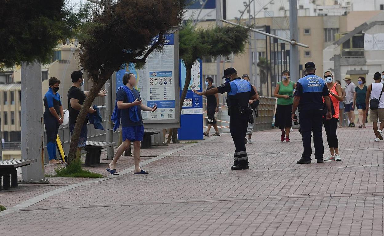 Agentes de la Policía Local en Las Canteras
