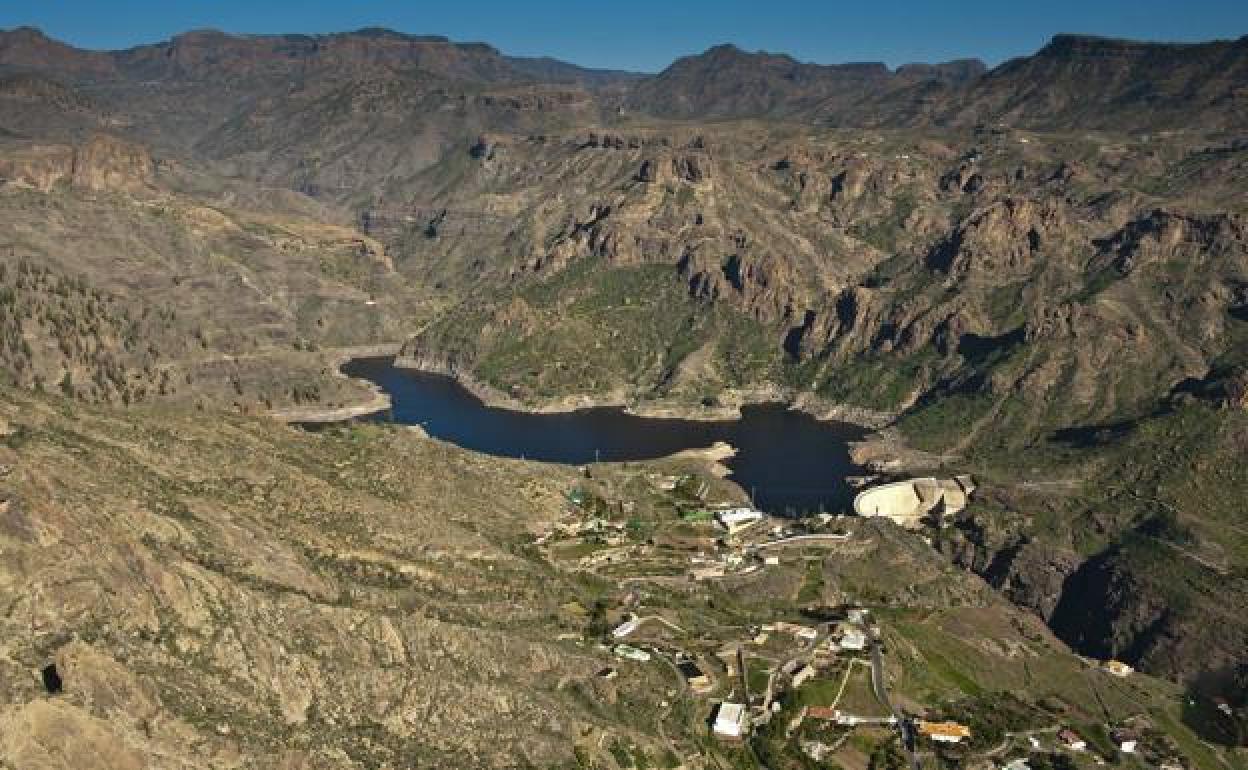 Vista aérea de la presa de Soria, el vaso inferior de la central hidroeléctrica de bombeo. 