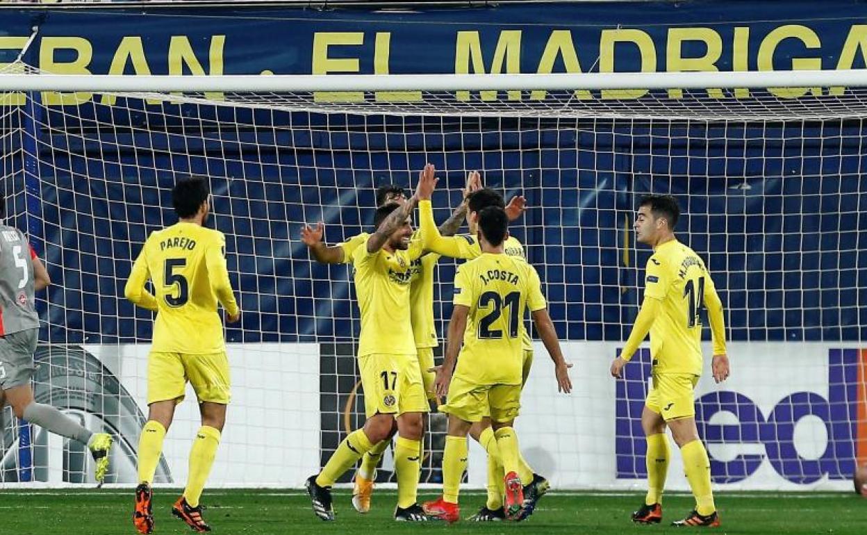 Los jugadores del Villarreal celebran el primer gol de Gerard Moreno.