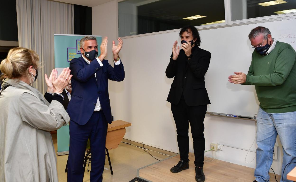 El rector electo de la ULPGC, Lluís Serra (i), el pasado jueves celebrando la victoria con parte de su equipo. 