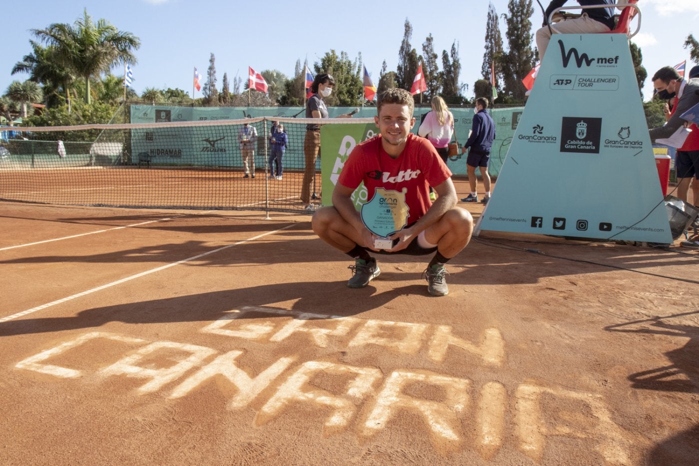 Enzo Couacaud posa con su trofeo como campeón. 