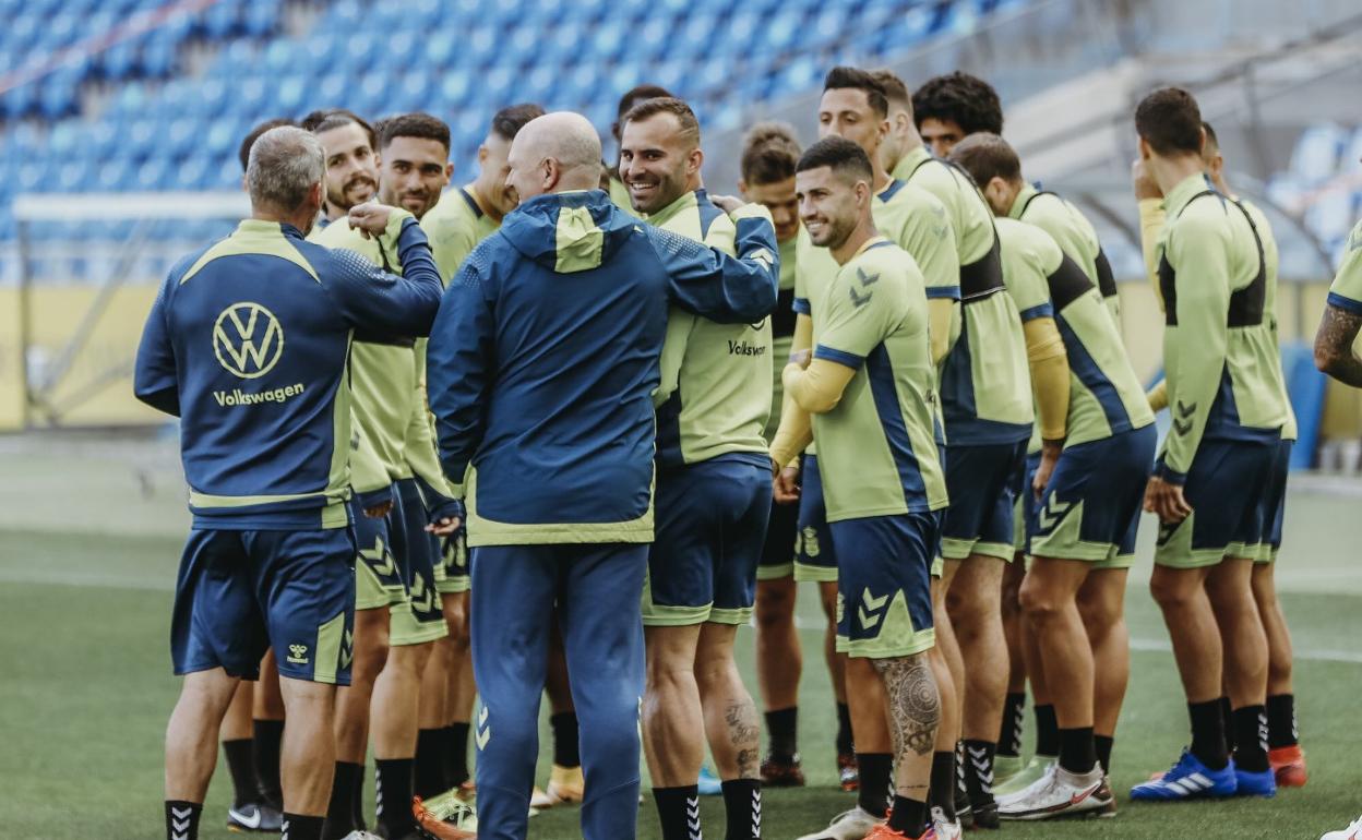 Receso en un entrenamiento con Mel arropando a Jesé y, al fondo, el grupo atendiendo a las instrucciones del preparador físico David Gómez. 