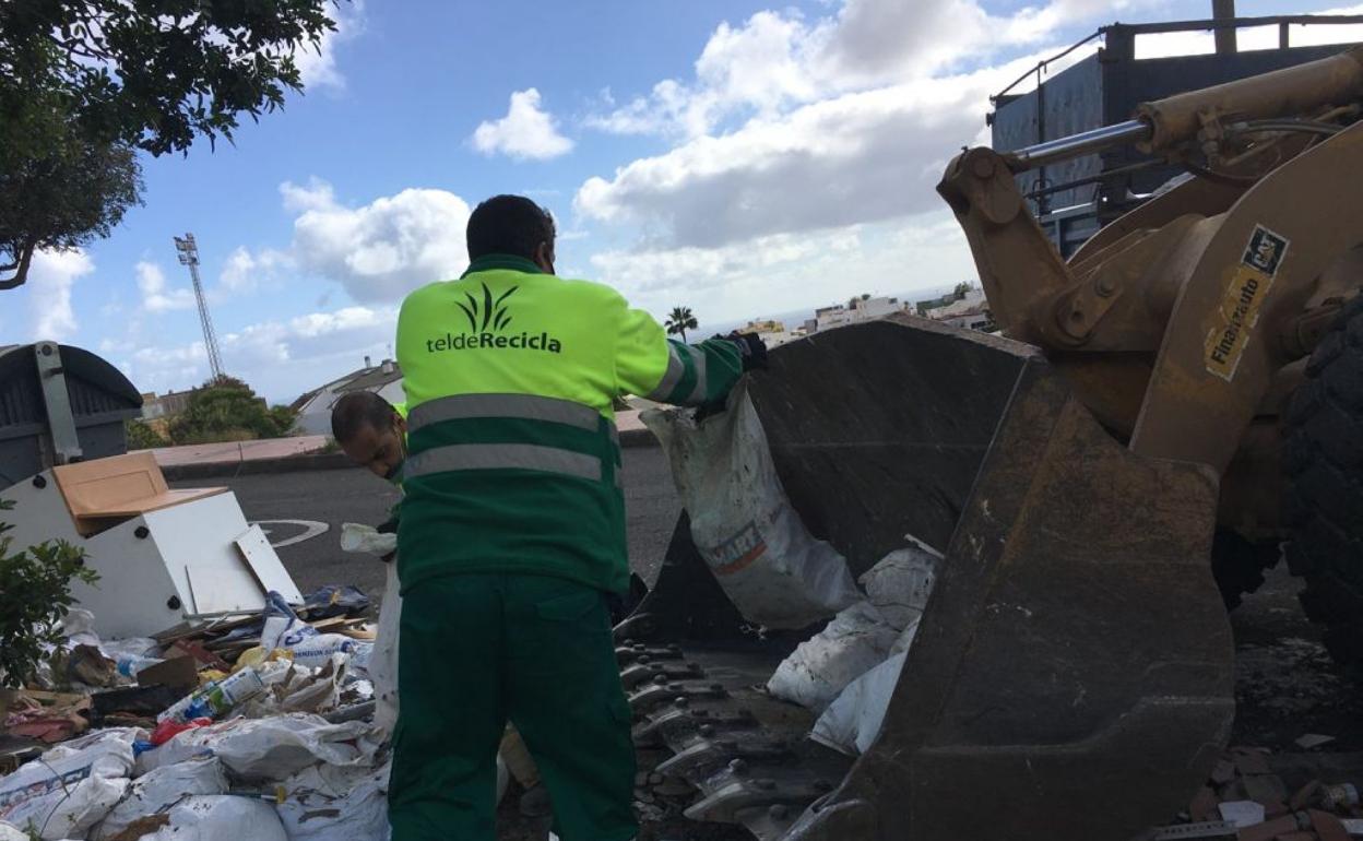 Un operario de Limpieza Viaria y Recogida de Residuos retira los escombros del vertido ilegal depositado en La Herradura. 