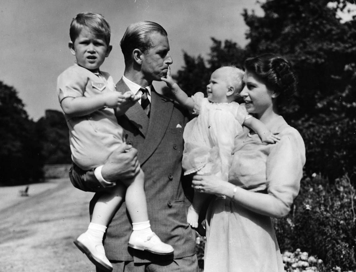 La reina Isabel II, entonces princesa Isabel, junto a su esposo, el príncipe Felipe, y sus hijos, el príncipe Carlos y la princesa Ana, en Clarence House, la residencia de la pareja real en Londres, en esta foto de archivo de agosto de 1951.