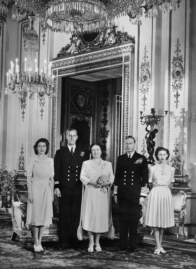 La familia real británica posa con Isabel II y Felipe de Edimburgo. El rey Jorge Vi es el segundo por la derecha.