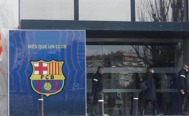 Agentes del Área Central de Delitos Económicos de los Mossos d'Esquadra realizan un registro en las oficinas del Barça. 