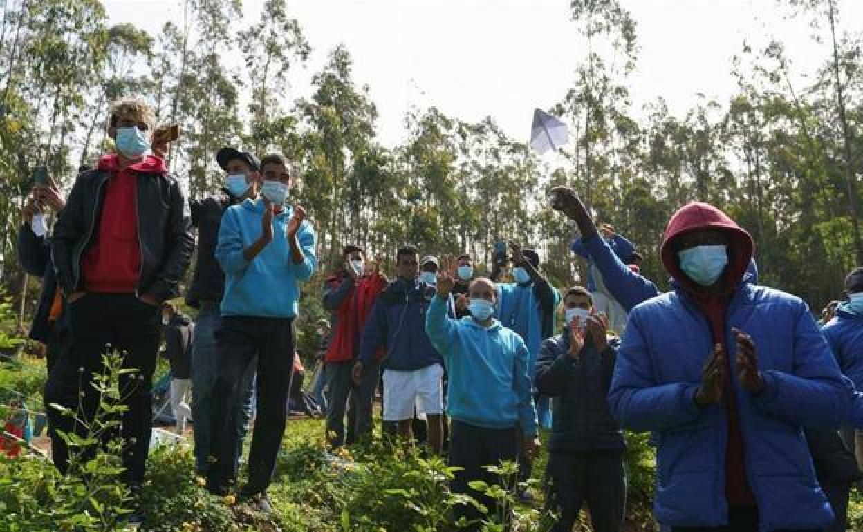 Unas 350 personas se han concentraron el sábado pasado en protesta por las condiciones en las instalaciones.