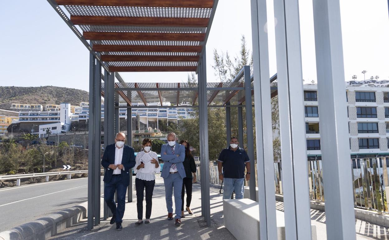 Antonio Morales, Onalia Bueno y Carlos Álamo pasean bajo una de las nuevas pérgolas del paseo entre Patalavaca y Anfi del Mar. 