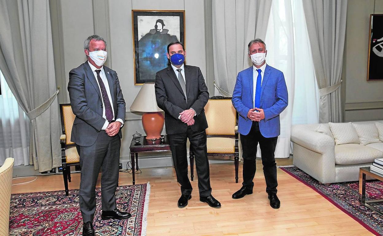 Sebastián Franquis, JOsé Luis Ábalos y Ángel Víctor Torres, ayer en la sede del Ministerio de Transportes. 
