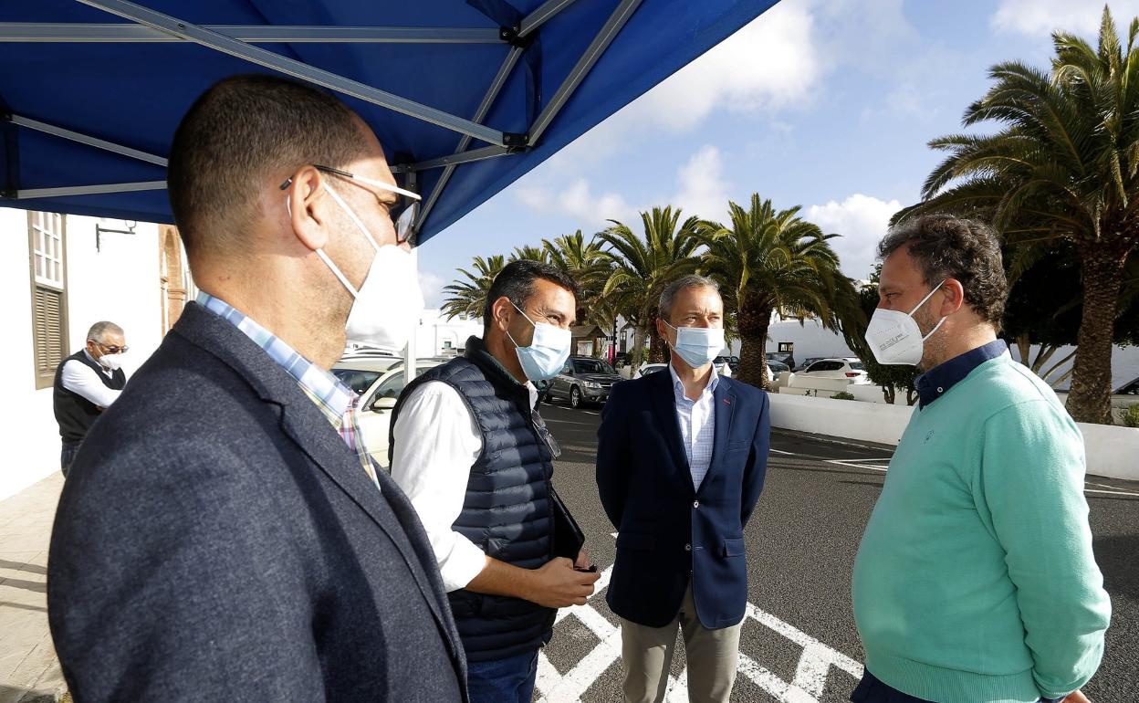 Autoridades de Teguise con responsables de 'Bienvenidos a Edén'. 