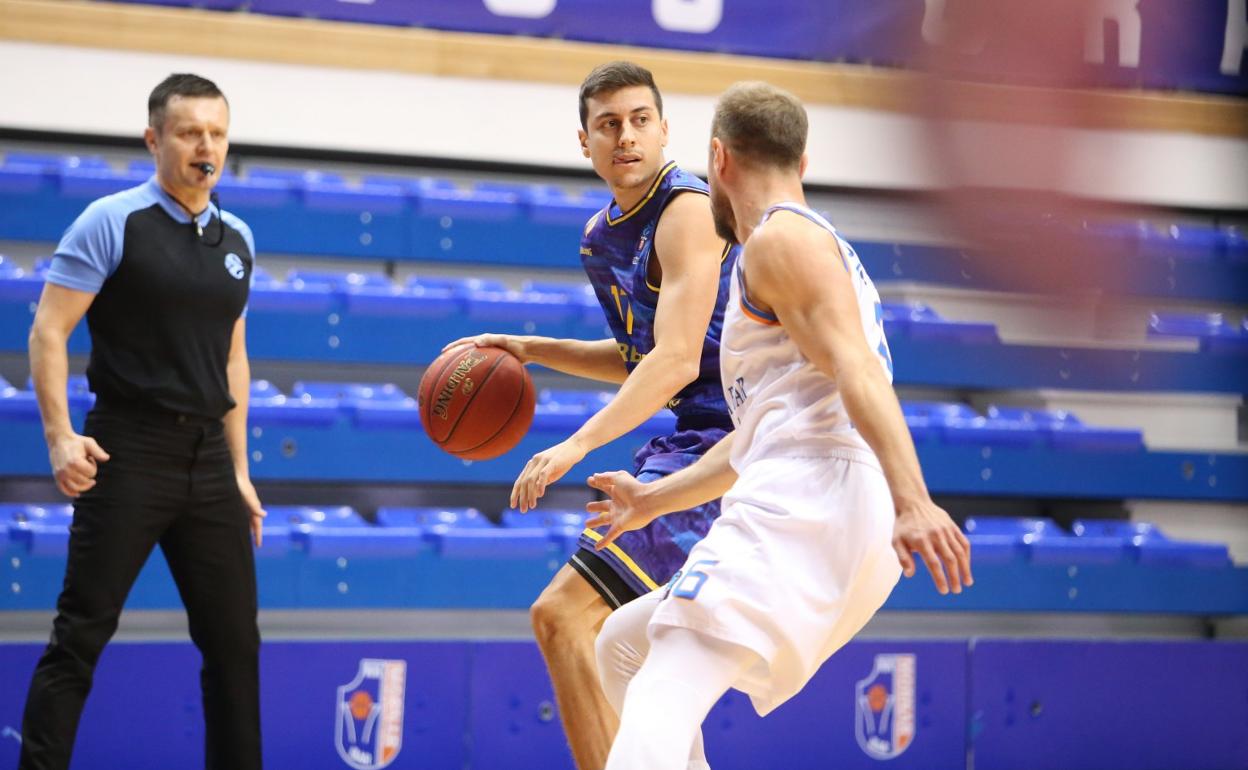 Fabio Santana conduce el balón durante el partido del pasado martes de los isleños en Montenegro. 