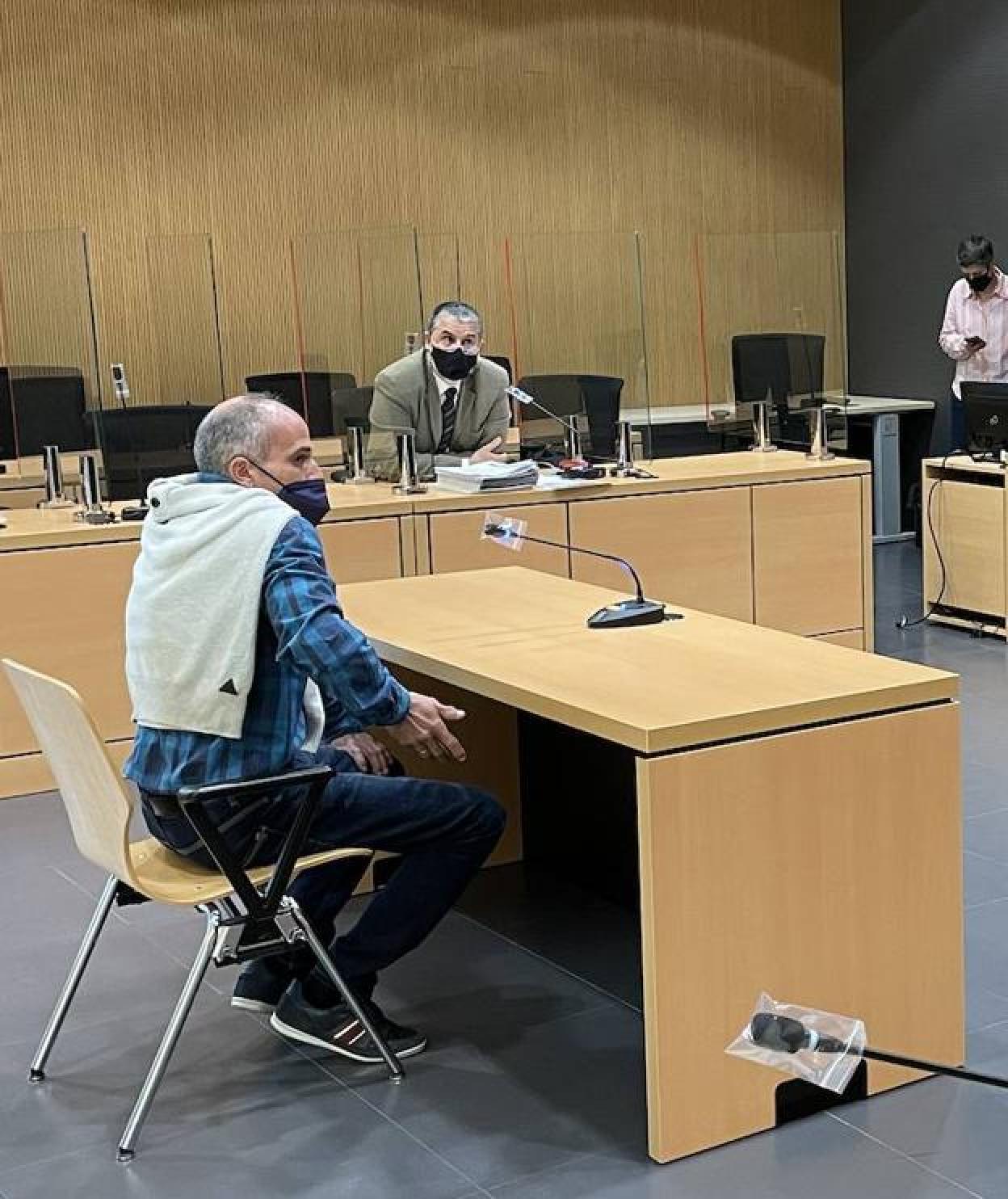 El acusado durante el juicio. 