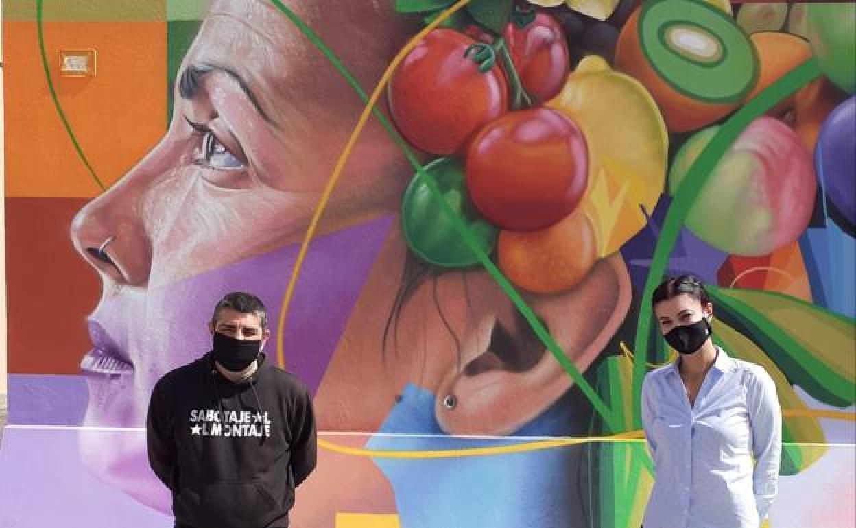 Matías Mata Gacía, alias Sabotaje al Montaje, con Sonia Mendoza, concejala de Mercados del Ayuntamiento de Pájara, ante la nueva pintura. 