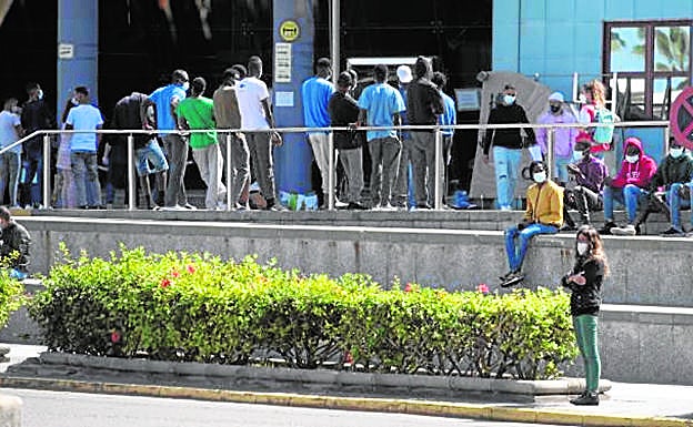 Las personas que piden asilo han incrementado esta semana. En la imagen, un grupo esperando en la Jefatura Superior