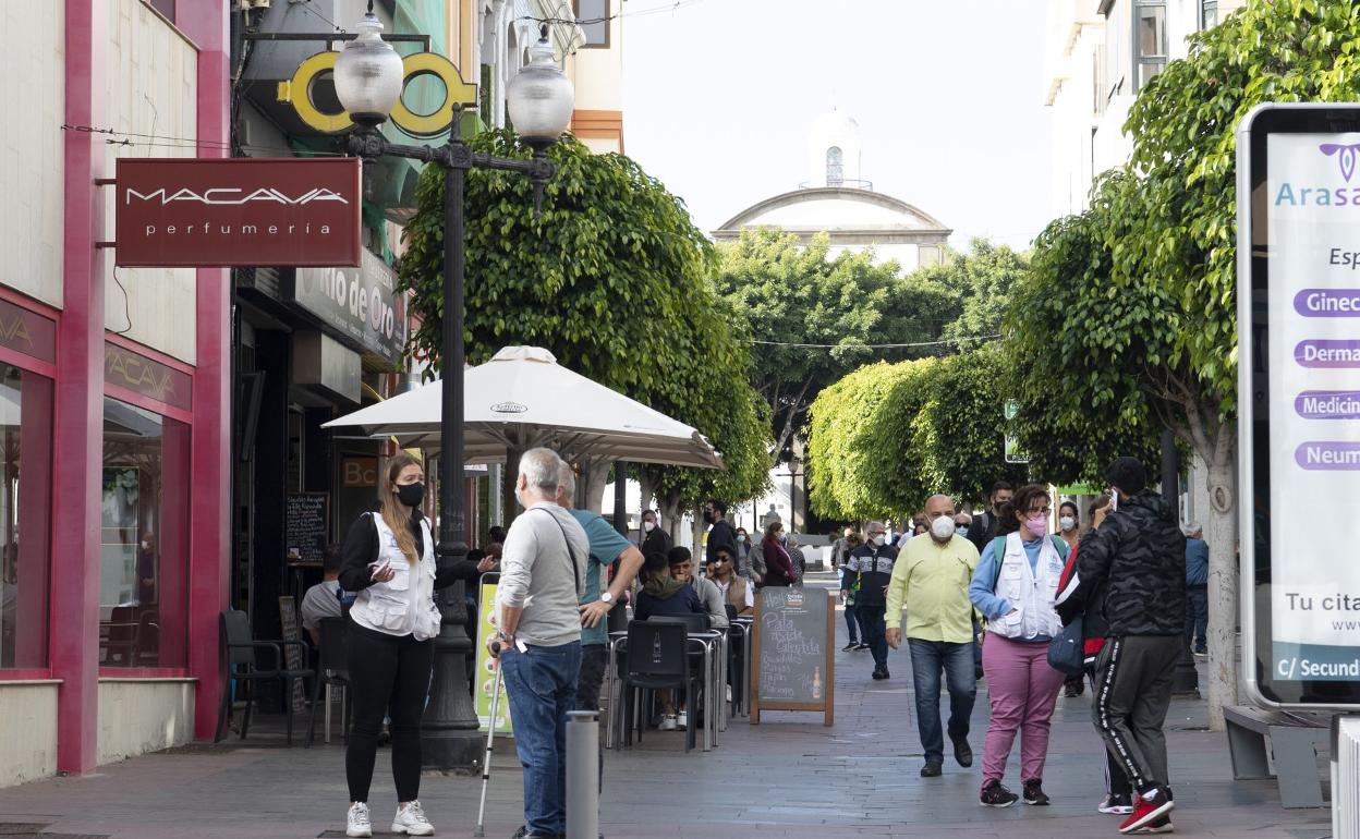 Imagen de la avenida de la Constitución, centro neurálgico de la ZCA de San Gregorio. 