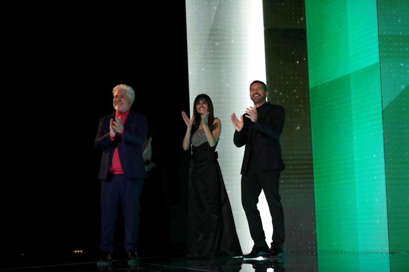Pedro Almodóvar, Penélope Cruz y Antonio Banderas durante la gala.
